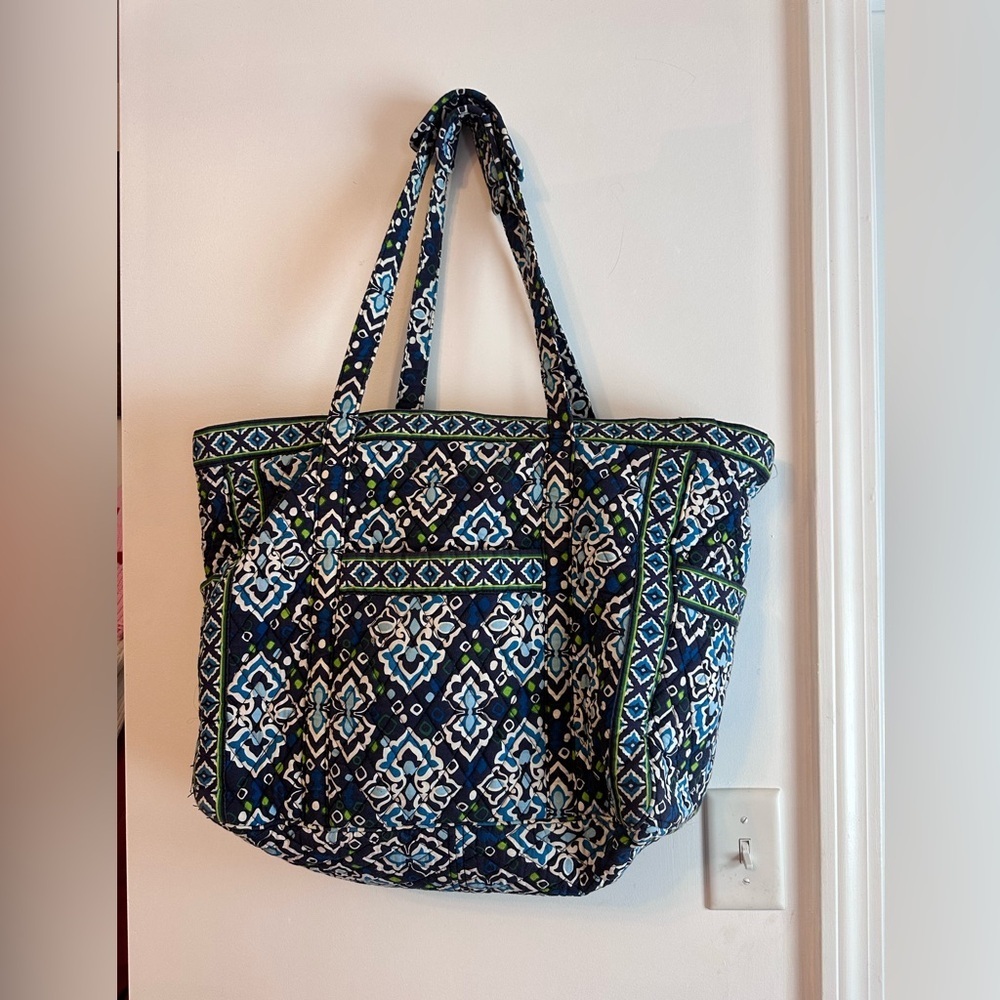 Vera Bradley Stylish Large Weekend Zippered Tote Bag - Picture 2 of 7